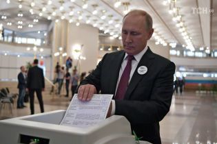 "Коли навіть урна в опозиції": соцмережі висміяли розмову Путіна зі скринькою для голосування