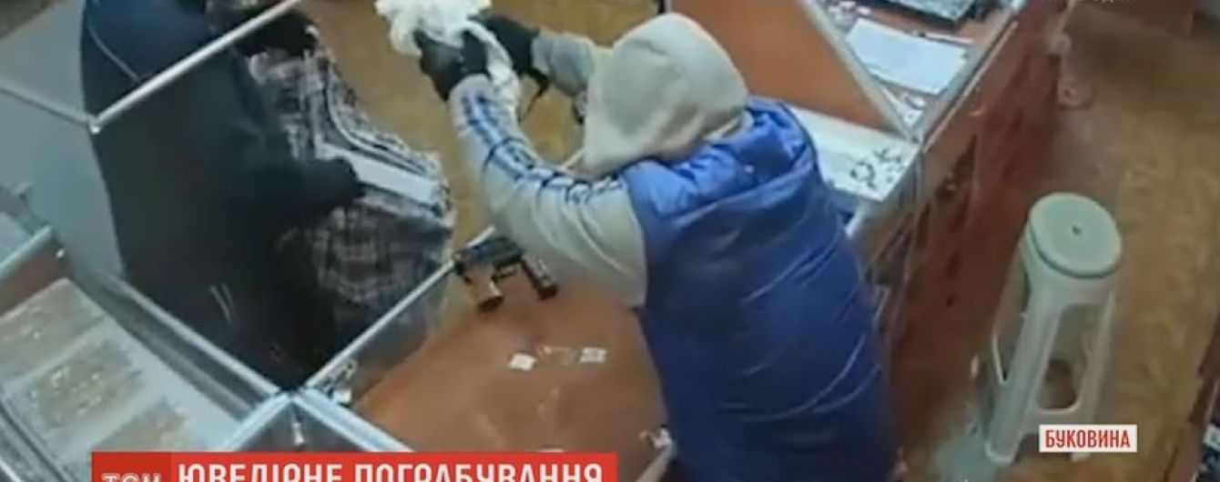 На Буковине ищут двух воров, которые нагло обчистили ювелирку