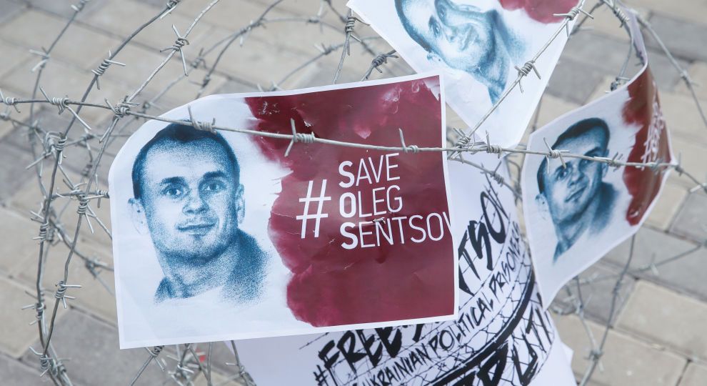 "Багато читає". Російський омбудсмен розповів про стан Сенцова