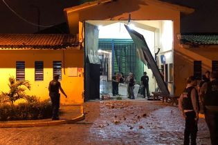 Из тюрьмы в Бразилии сбежали более сотни вооруженных заключенных