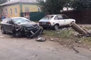 У Прилуках п’яний син мера збив стовп, знеструмивши будинки місцевих мешканців