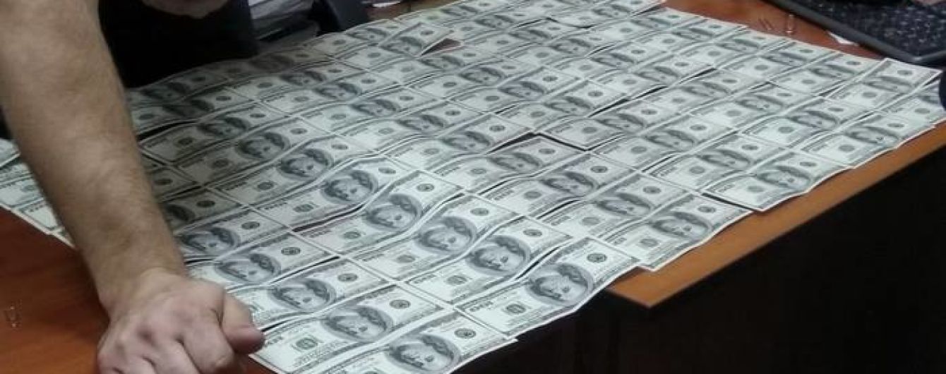 На Чернігівщині впіймали прокурора на хабарі за повернення машини