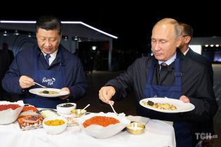 Путін і Сі Цзіньпін приготували млинці з ікрою під час перемовин у Владивостоці. Фото