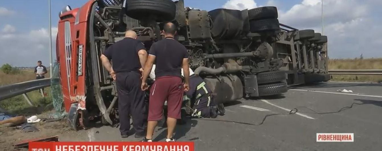 На Ровенщине из-за аварии фуры заблокирована трасса "Киев-Чоп"