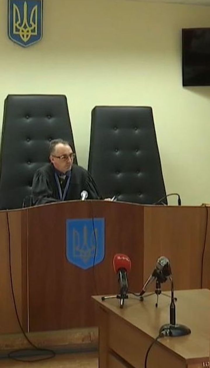 Суд посадил под круглосуточный домашний арест депутата, который морил сына голодом