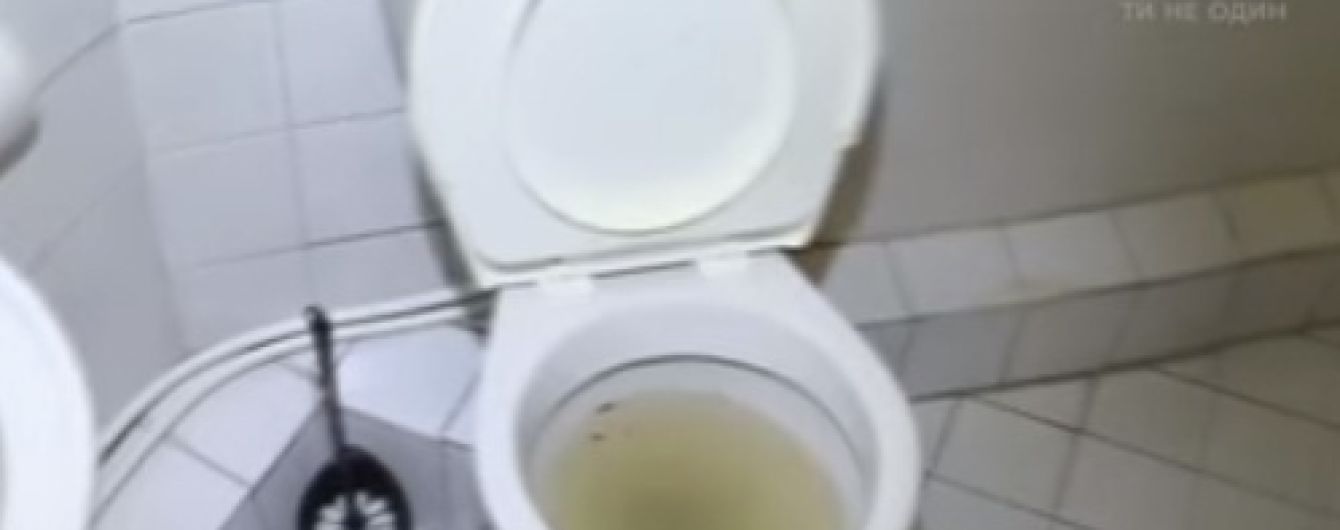 Жители столичной многоэтажки жалуются, что их квартиры постоянно заливает нечистотами