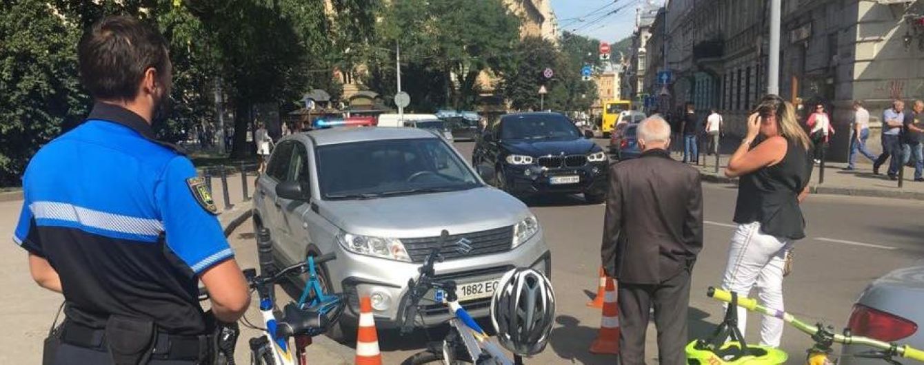 У Львові водійка наїхала на поліцейського з велопатруля: постраждалий у лікарні