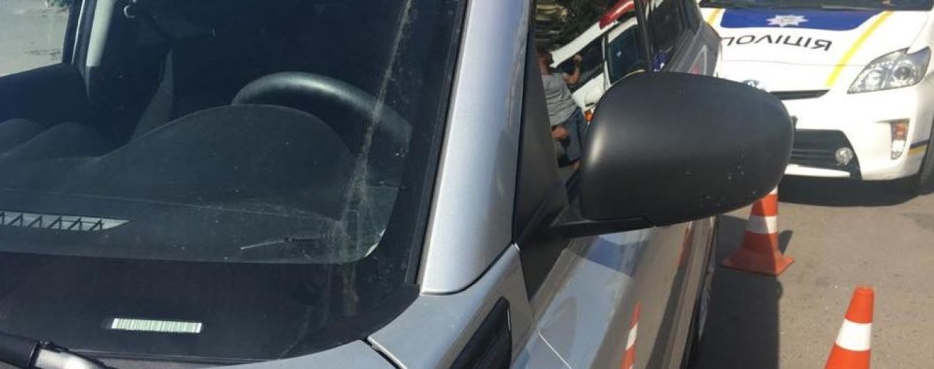 Лаялася та не пропускала швидку. Поліція Львова опублікувала відео з жінкою, яка збила патрульного