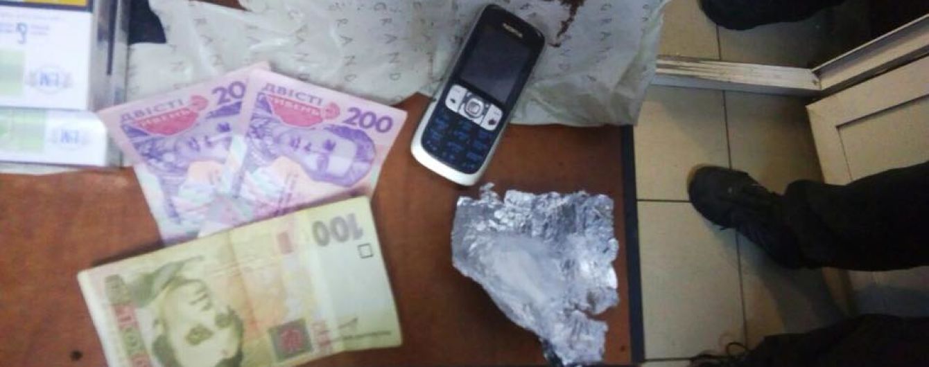 В Кропивницком майора СИЗО схватили во время попытки пронести заключенным наркотики и телефон