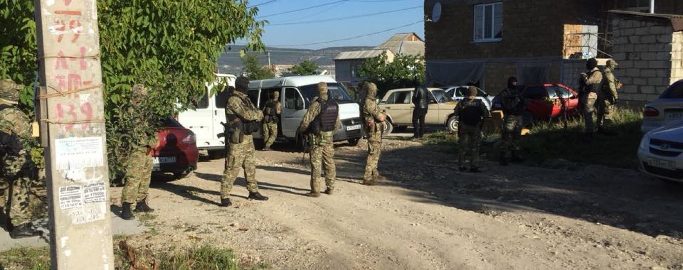 Оккупанты провели обыски у крымскотатарского активиста: двое задержанных