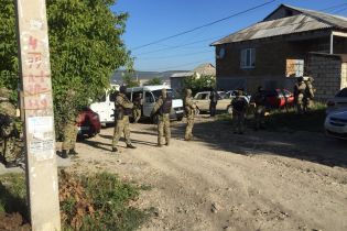Оккупанты провели обыски у крымскотатарского активиста: двое задержанных