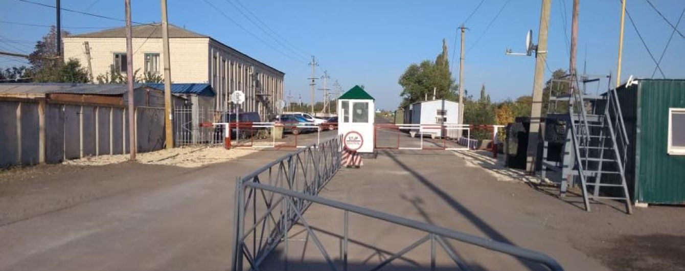 На Луганщине перенесли пункт пропуска, возле которого российские пограничники поставили столбы на дороге