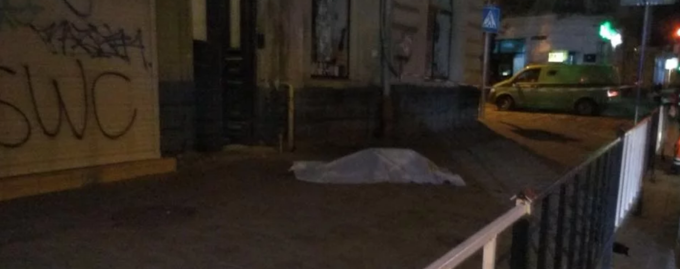 Під час падіння з другого поверху у Львові на смерть розбилася дівчина