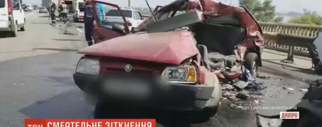 В Днепре большая яма на мосту спровоцировала смертельную аварию