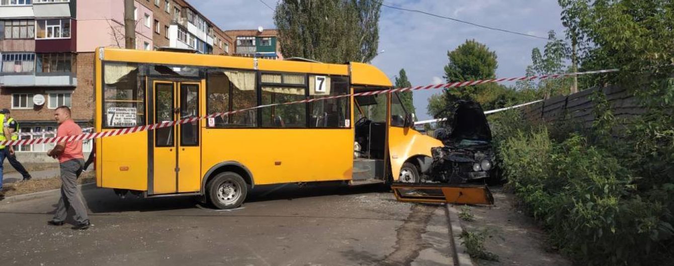 В Сумах столкнулись маршрутка и иномарка со студентами-иностранцами, есть пострадавшие