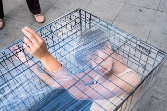 Клітка з живою людиною. Катована у "ДНР" російська художниця протестувала проти тортур біля ФСБ