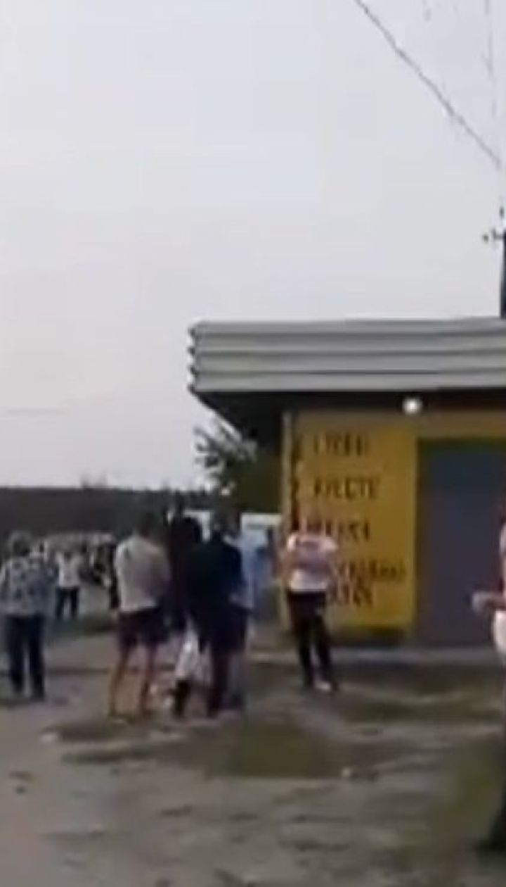 Під Харковом автомобіль врізався в зупинку з людьми