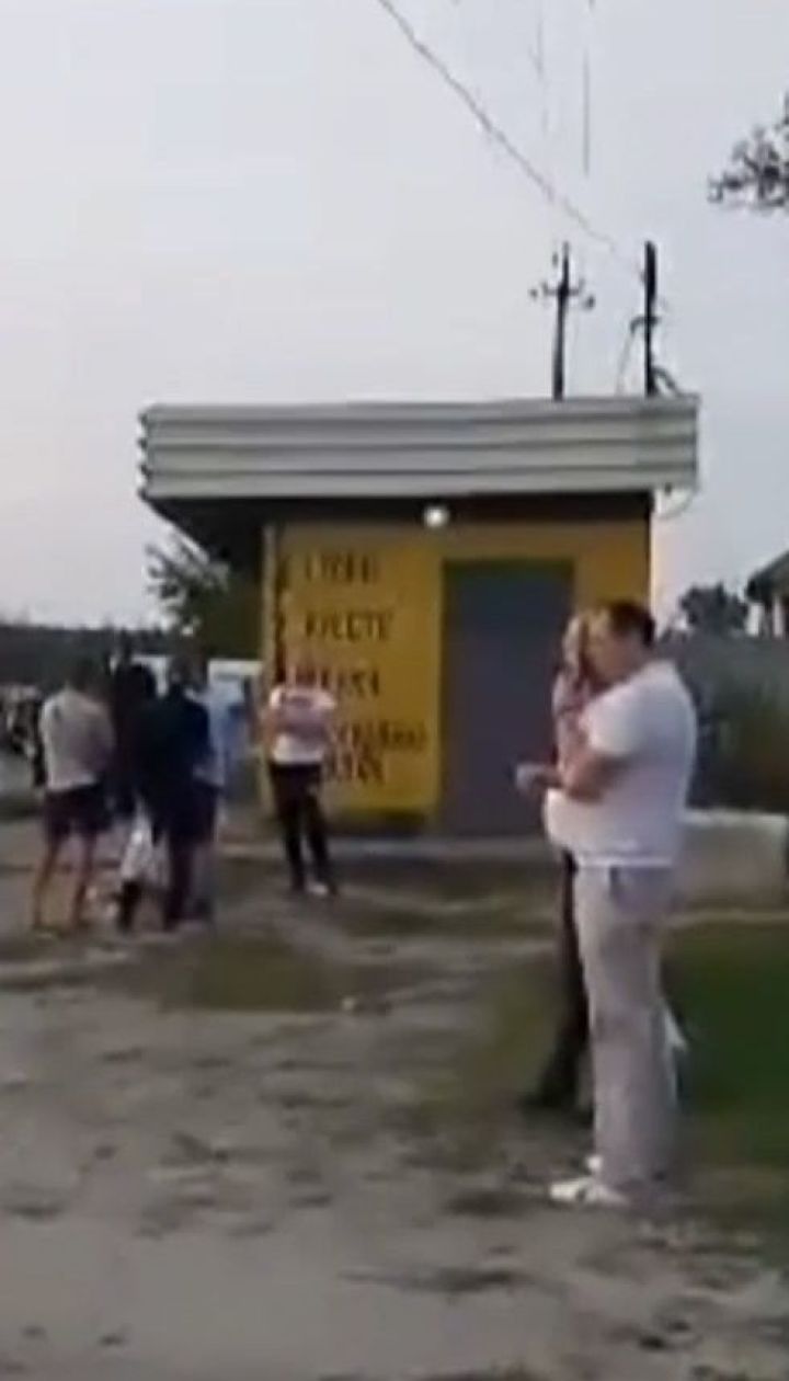 Под Харьковом автомобиль врезался в остановку с людьми