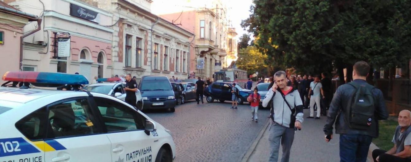 У Чернівцях поліцейське авто потрапило в ДТП з іще чотирма машинами