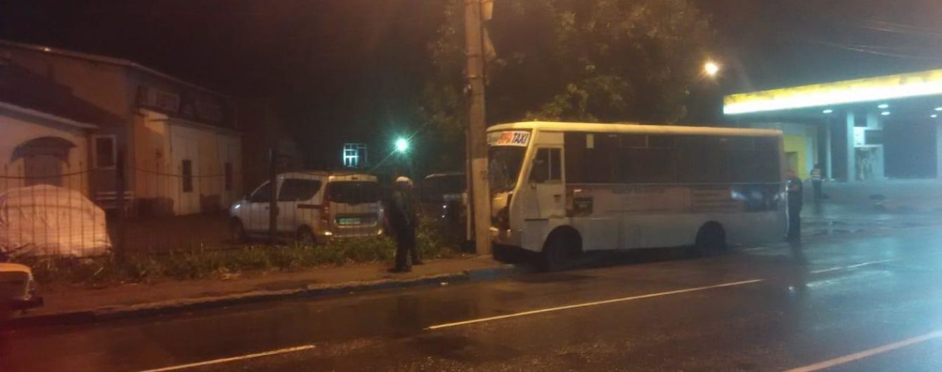 В Одессе маршрутка въехала в электроопору, девять пострадавших