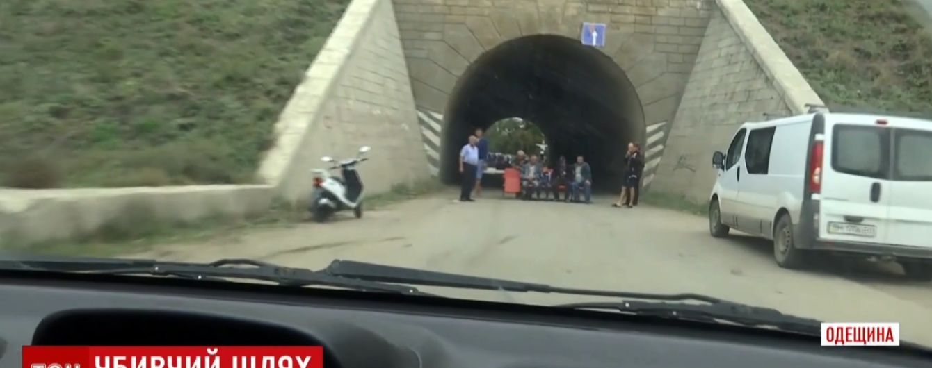 В Одесской области селяне заблокировали трассу после смерти 15-летнего парня в скорой