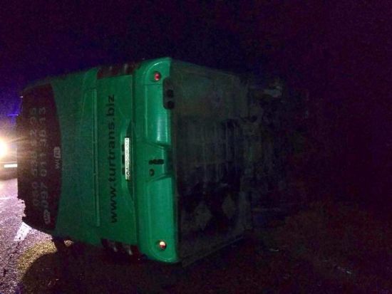 На Львівщині після зіткнення перевернулися легковик та автобус: є загиблий та травмовані