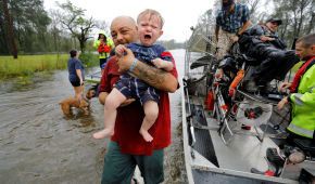 У США ураган уже забрав 16 життів, велика вода постійно прибуває й усе затоплює