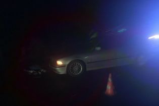 На Прикарпатті BMW на смерть переїхав чоловіка, який лежав посеред дороги