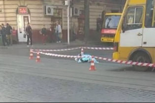 У центрі Львова маршрутка на смерть збила жінку