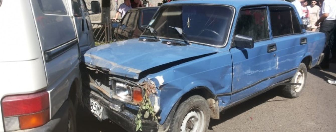 В Черновцах пьяный водитель повредил девять автомобилей на украденной машине