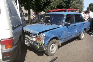 В Черновцах пьяный водитель повредил девять автомобилей на украденной машине