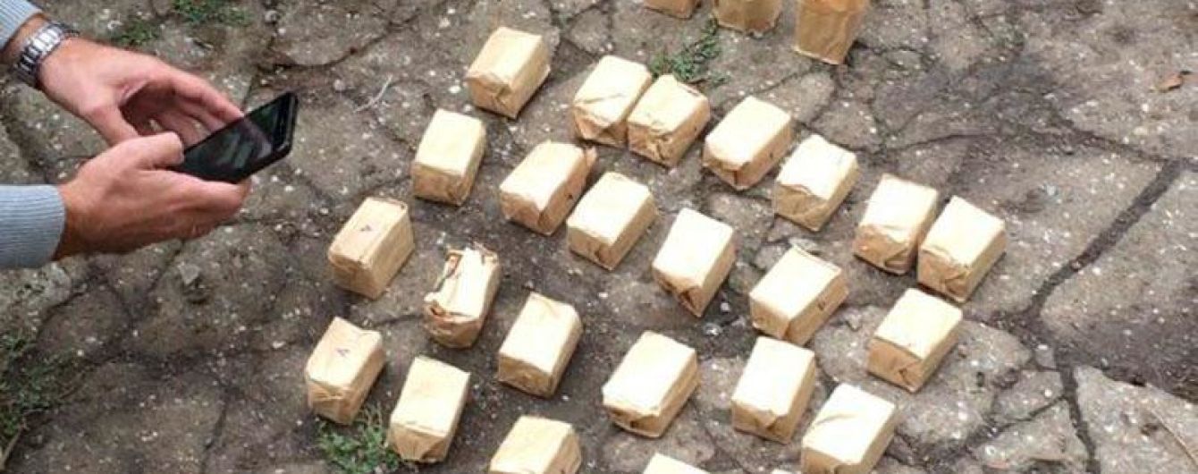 На Донеччині впіймали продавця викрадених під час пожежі військового складу боєприпасів