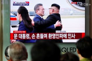 Улыбки и обьятия: Ким Чен Ын встретил президента Южной Кореи в аэропорту