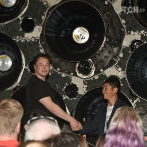 Владелец магазина одежды и рекордсмен художественных аукционов. Кто отхватил билет на Луну от Илона Маска