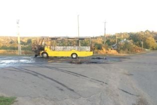 На Харківщині під час руху вигорів вщент пасажирський автобус