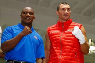 Холифилда и Льюиса на конгрессе WBC в Киеве накормят борщом и салом