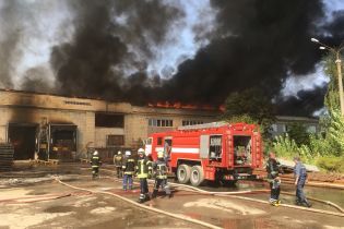 В Житомире масштабно горит картонный комбинат