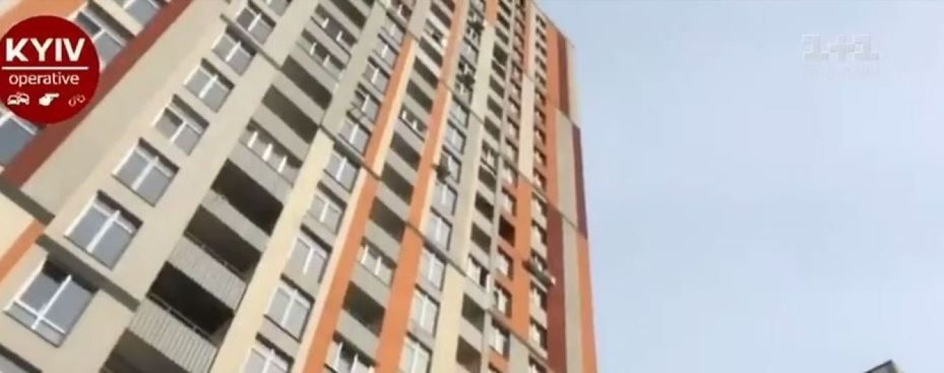 У Києві металева конструкція впала з 21-го поверху та вбила жінку
