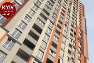 У Києві металева конструкція впала з 21-го поверху та вбила жінку