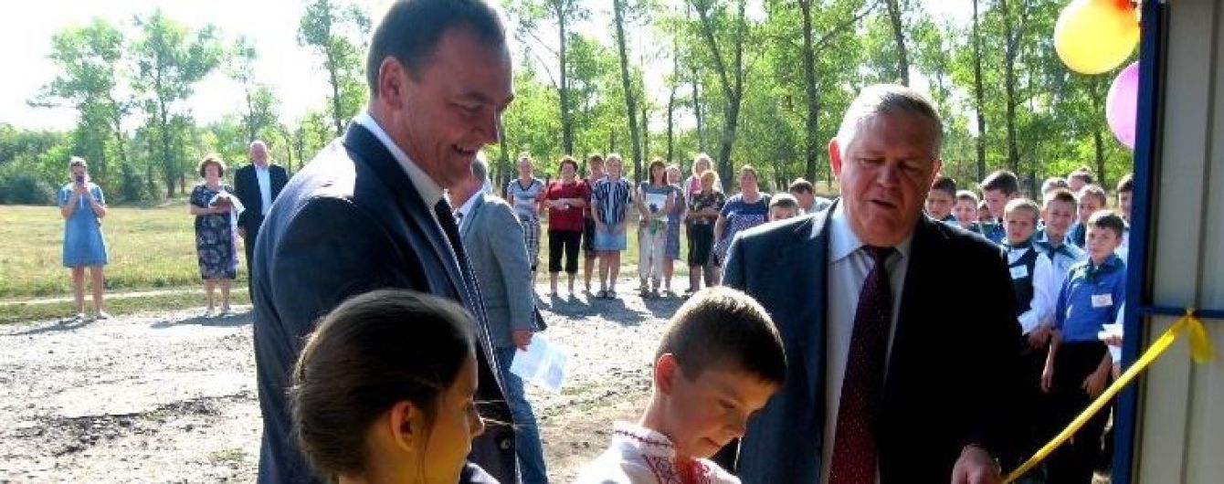 Зі стрічкою та короваєм. Чиновники урочисто відкрили автобусні зупинки та сміттєві контейнери