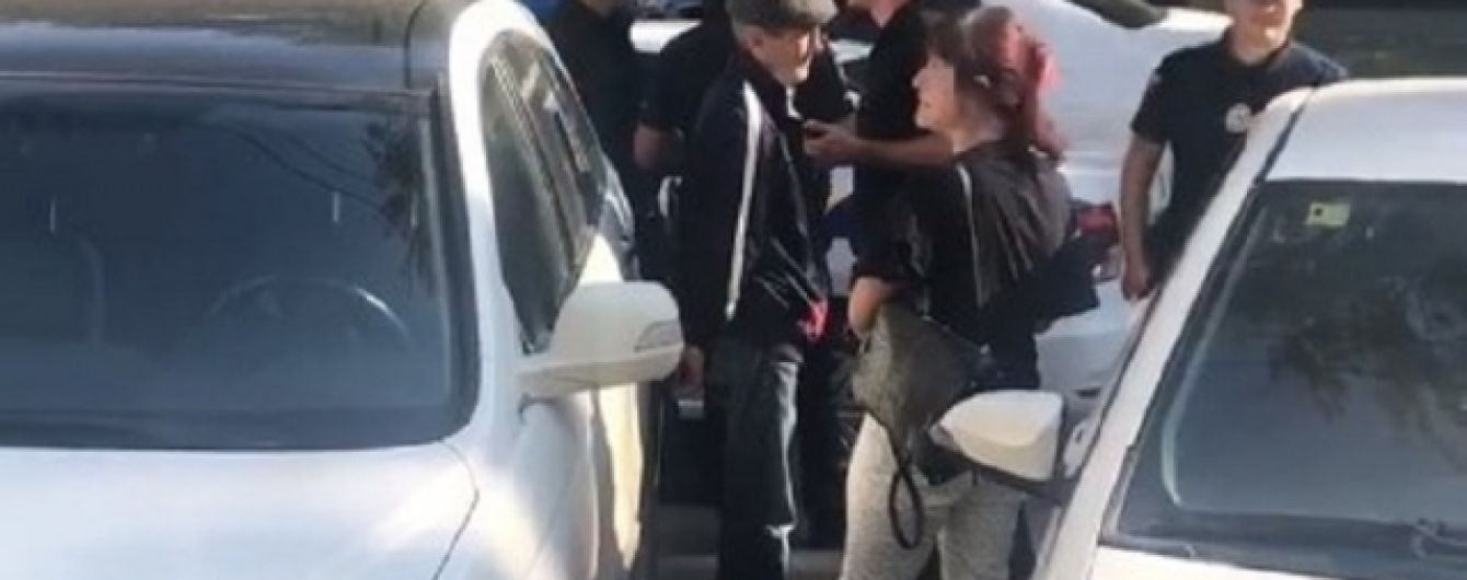 В Одессе женщина заблокировала угонщика ее авто до приезда полиции