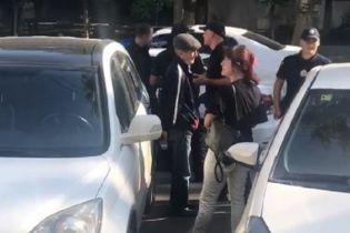 В Одесі жінка заблокувала викрадача її авто до приїзду поліції