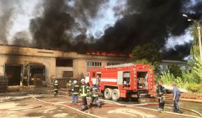 У Житомирі загасили масштабну пожежу на картонному комбінаті, яка палала майже добу
