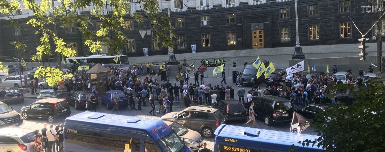 "Євробляхери" ночують у центрі Києва в очікуванні змін правил розмитнення авто