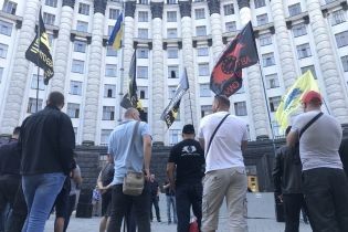 Под Кабмином на дороге образовалась тянучка из-за очередного митинга евробляхарей