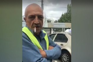 "Гнида ты украинская": в Киеве парковщик набросился с руганью на водителя