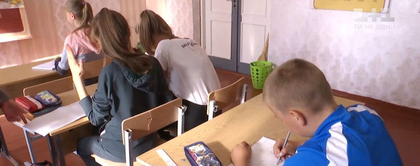 На Волині школяра з багатодітної родини "покарали" старою партою, бо батьки не здали гроші на нову