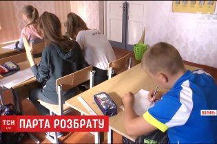 На Волині школяра з багатодітної родини "покарали" старою партою, бо батьки не здали гроші на нову