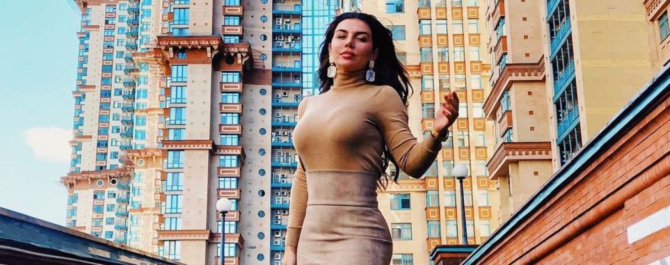 У спідниці-олівці і на шпильках: Анна Сєдокова продемонструвала ефектний образ