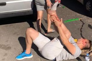 У Києві на Голосіївському проспекті авто збило батька з дитиною